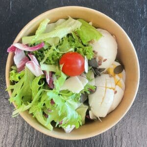 Salatbowl Ei- Parmesan, mit 1 Brötli & Sauce