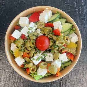 Salatbowl Griechisch, mit 1 Brötli & Sauce